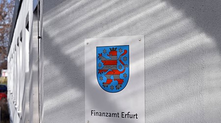  Sie prüfen künftig etwa Steuererklärungen aber auch Betriebe: 106 frisch ausgebildete Finanzfachkräfte stehen ab dem 1. September in den Startlöchern für Thüringens Finanzämter. (Archivbild)  / Foto: Martin Schutt/dpa