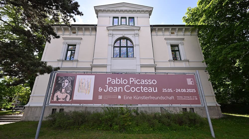 Gut 9.000 Gäste haben die Ausstellung über die Künstlerfreundschaft zwischen Pablo Picasso und Jean Cocteau im Kunsthaus Apolda besucht. (Archivbild)  / Foto: Martin Schutt/dpa