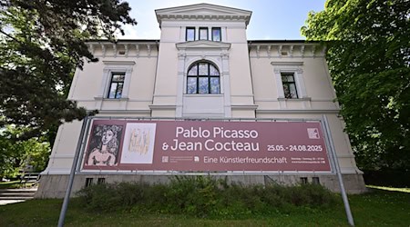 Gut 9.000 Gäste haben die Ausstellung über die Künstlerfreundschaft zwischen Pablo Picasso und Jean Cocteau im Kunsthaus Apolda besucht. (Archivbild)  / Foto: Martin Schutt/dpa
