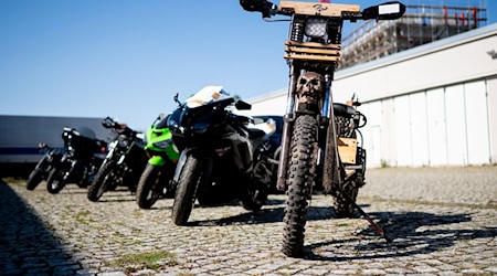 Bei Durchsuchungen im Rocker-Milieu hat die Polizei zehn Motorräder sichergestellt. / Foto: Jacob Schröter/dpa