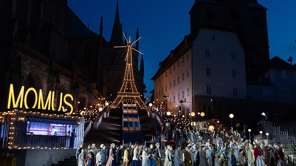 «La Bohème» von Giacomo Puccini wird bei den diesjährigen Domstufen-Festspielen aufgeführt. / Foto: Michael Reichel/dpa