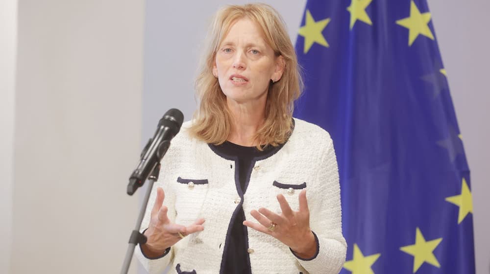 Bundesbildungsministerin Karin Prien (CDU) sieht im Einsatz von KI an Schulen Potenzial. / Foto: Bodo Schackow/dpa