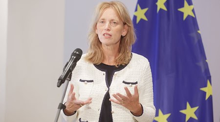 Bundesbildungsministerin Karin Prien (CDU) sieht im Einsatz von KI an Schulen Potenzial. / Foto: Bodo Schackow/dpa