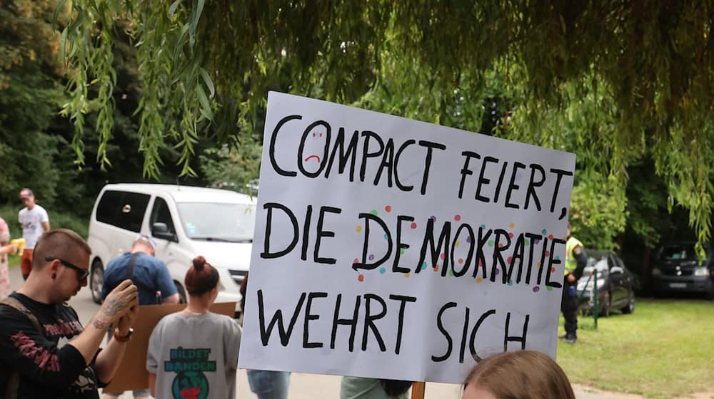 Zu dem Sommerfest des Magazins kamen zahlreiche bekannte Namen der rechtsextremen Szene.  / Foto: Bodo Schackow/dpa