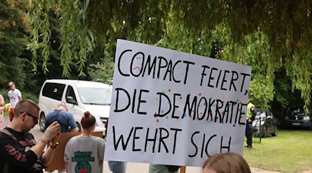 Zu dem Sommerfest des Magazins kamen zahlreiche bekannte Namen der rechtsextremen Szene.  / Foto: Bodo Schackow/dpa
