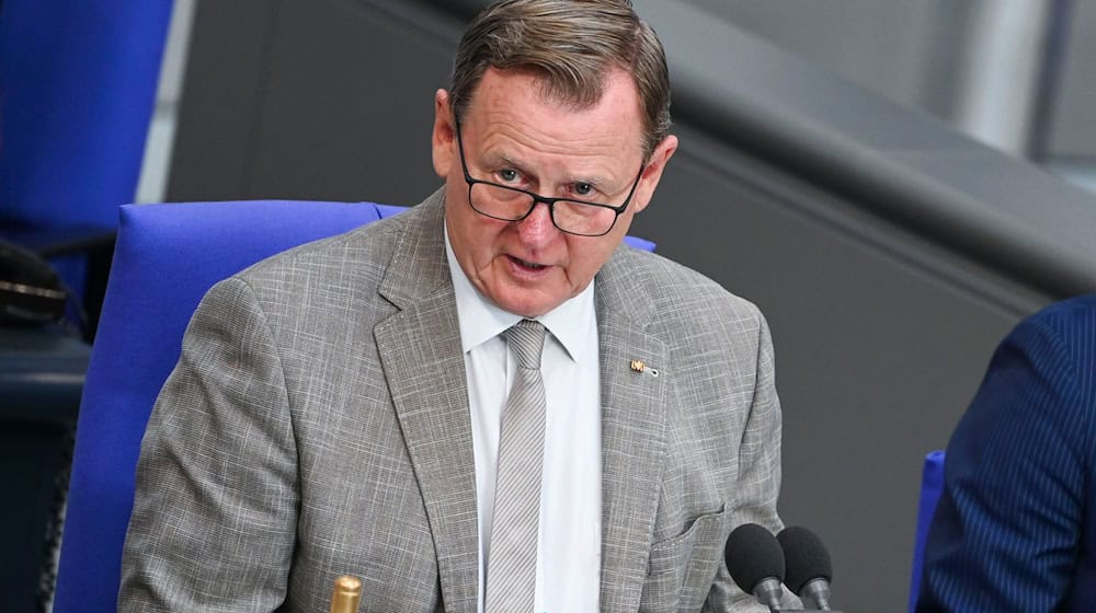 Der Bundestagsvizepräsident und frühere Thüringer Ministerpräsident Bodo Ramelow zollt der damaligen Bundeskanzlerin Angela Merkel «hohen Respekt» für ihre Entscheidung, die Grenzen angesichts tausender Geflüchteter auf dem Weg nach Deutschland weiter offen zu halten. (Archivbild) / Foto: Katharina Kausche/dpa