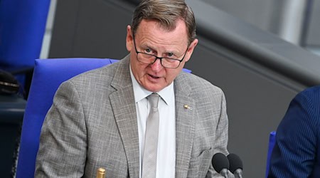 Der Bundestagsvizepräsident und frühere Thüringer Ministerpräsident Bodo Ramelow zollt der damaligen Bundeskanzlerin Angela Merkel «hohen Respekt» für ihre Entscheidung, die Grenzen angesichts tausender Geflüchteter auf dem Weg nach Deutschland weiter offen zu halten. (Archivbild) / Foto: Katharina Kausche/dpa