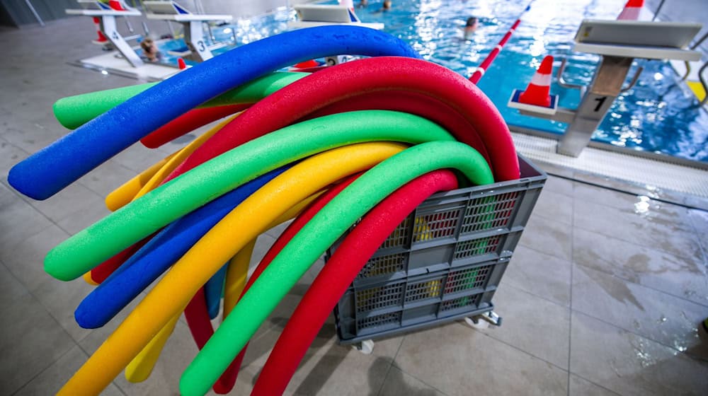Rheumapatienten benötigen zur Linderung ihrer Krankheit Heiltherapien wie Warmwassergymnastik. (Symbolfoto) / Foto: Jens Büttner/dpa