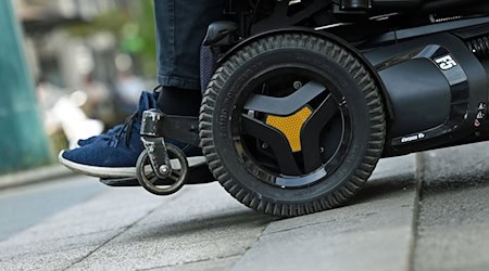 In Greiz hat die Polizei einen betrunkenen Rollstuhlfahrer aus dem Verkehr gezogen (Symbolbild). / Foto: Jessica Lichetzki/dpa