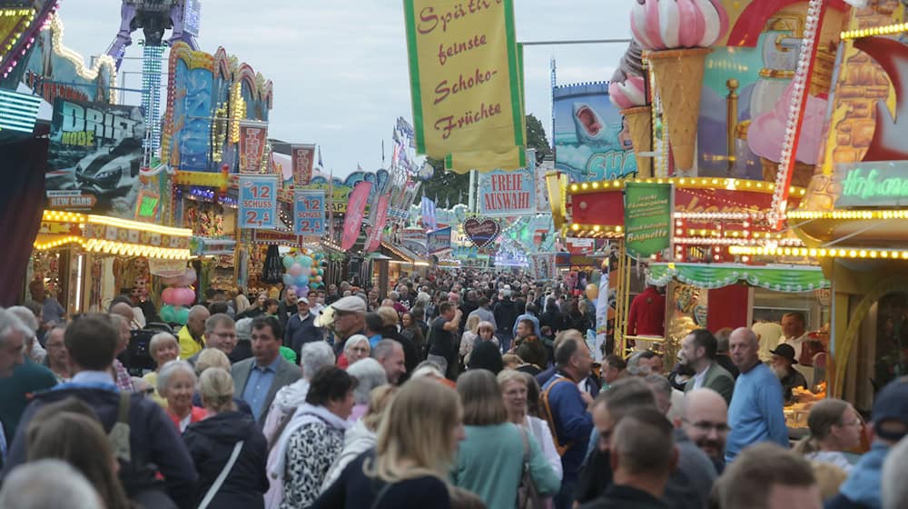 Rund eine halbe Million Menschen kamen in diesem Jahr zu dem Volksfest. (Archivbild) / Foto: Bodo Schackow/dpa