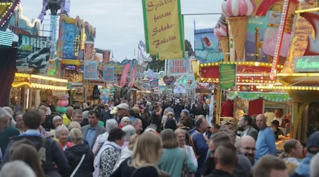 Rund eine halbe Million Menschen kamen in diesem Jahr zu dem Volksfest. (Archivbild) / Foto: Bodo Schackow/dpa