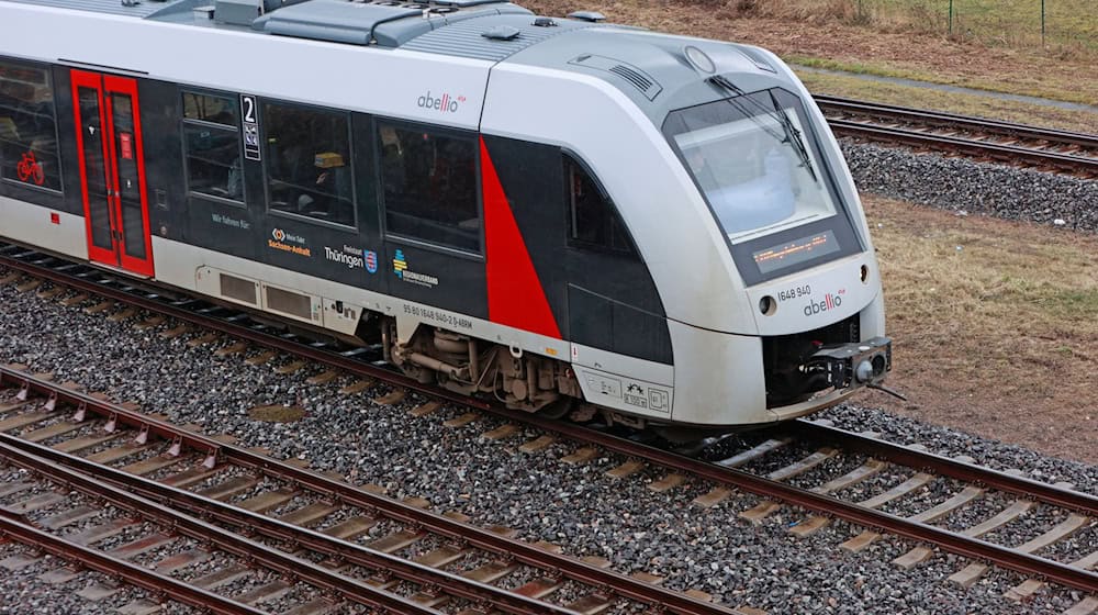 Starkregen hat Schlamm auf einen Bahnübergang in Roßla gespült. Es kommt zu Verspätungen bei Verbindungen des Unternehmens Abellio. (Symbolbild) / Foto: Matthias Bein/dpa