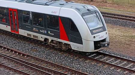 Starkregen hat Schlamm auf einen Bahnübergang in Roßla gespült. Es kommt zu Verspätungen bei Verbindungen des Unternehmens Abellio. (Symbolbild) / Foto: Matthias Bein/dpa