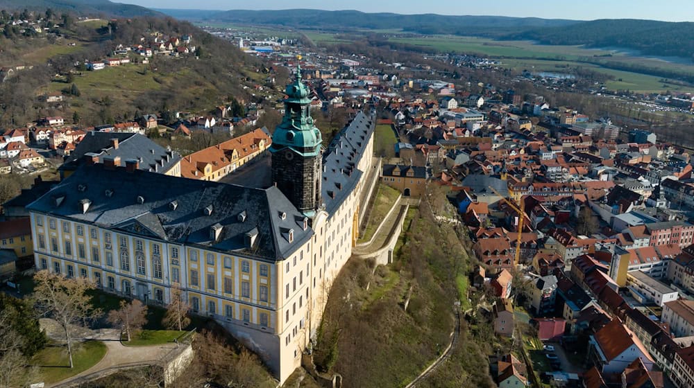 In die Sanierung von Schloss Heidecksburg in Rudolstadt werden in den nächsten Jahren mehr als 35 Millionen Euro fließen. (Archivbild) / Foto: Michael Reichel/dpa-Zentralbild/dpa