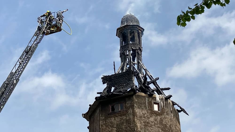 Als Teilverlust führt die Deutsche Stiftung Denkmalschutz in ihrem «Schwarzbuch der Denkmalpflege» für Thüringen auch den Neutorturm in Arnstadt auf - ein Feuer hatte unter anderem den Dachstuhl des historischen Turms 2024 weitgehend zerstört. (Archivbild) / Foto: Christopher Kissmann/dpa