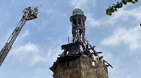 Als Teilverlust führt die Deutsche Stiftung Denkmalschutz in ihrem «Schwarzbuch der Denkmalpflege» für Thüringen auch den Neutorturm in Arnstadt auf - ein Feuer hatte unter anderem den Dachstuhl des historischen Turms 2024 weitgehend zerstört. (Archivbild) / Foto: Christopher Kissmann/dpa