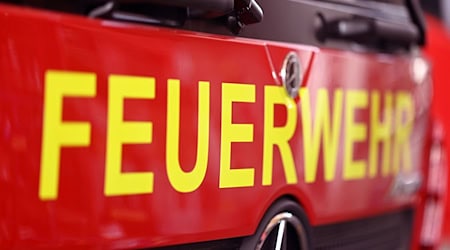 Die Feuerwehr ist zu einem Strohballenbrand auf einem Feld bei Jena ausgerückt. (Symbolfoto) / Foto: Uli Deck/dpa