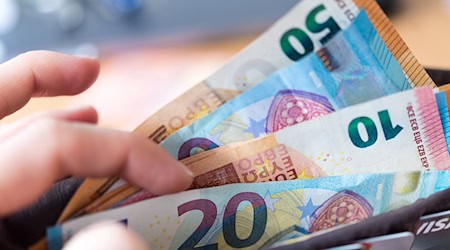Die Menschen in Thüringen haben wieder mehr Geld in der Tasche. (Symbolbild) / Foto: Monika Skolimowska/dpa
