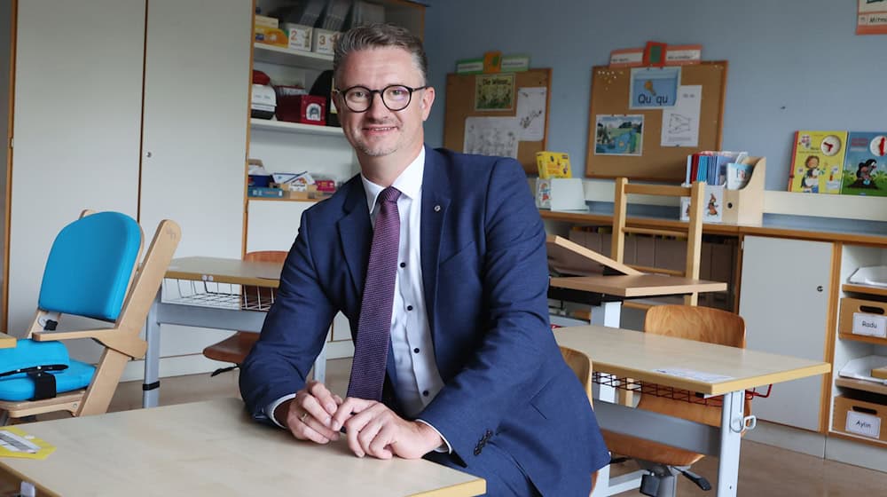 Der Thüringer Bildungsminister Christian Tischner (CDU) kann sich den Einsatz von KI als Lernmedium an Schulen gut vorstellen, sieht aber auch Gefahren. (Archivbild) / Foto: Bodo Schackow/dpa