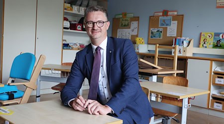 Der Thüringer Bildungsminister Christian Tischner (CDU) kann sich den Einsatz von KI als Lernmedium an Schulen gut vorstellen, sieht aber auch Gefahren. (Archivbild) / Foto: Bodo Schackow/dpa