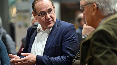 Umweltminister Tilo Kummer (BSW) ruft bis Ende September zur öffentlichen Beteiligung am Entwurf für Thüringens Klimaanpassungsstrategie auf. (Archivbild) / Foto: Martin Schutt/dpa