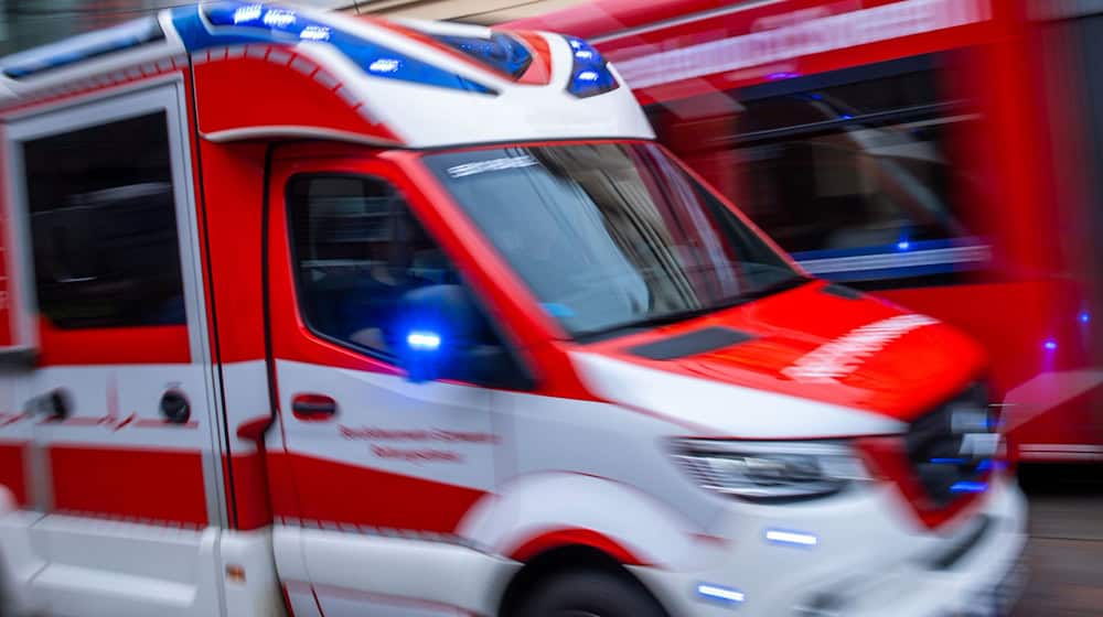 Die Polizei ermittelt nach einem Crash mit einem Rettungswagen an einer Kreuzung in Jena. (Symbolbild) / Foto: Jens Büttner/dpa
