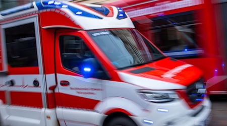 Die Polizei ermittelt nach einem Crash mit einem Rettungswagen an einer Kreuzung in Jena. (Symbolbild) / Foto: Jens Büttner/dpa
