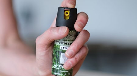 Ein 17-Jähriger soll mit Pfefferspray mehrere Menschen in Nordhausen verletzt haben, wie die Polizei miteilte. (Symbolbild) / Foto: Bernd Weißbrod/dpa