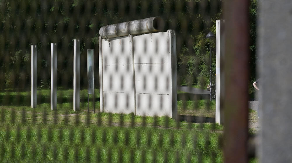 Zum mit dem Mauerbau vor 64 Jahren verbundenen Jahrestag nannte Thüringens Ministerpräsident Mario Voigt (CDU) die deutsch-deutsche Mauer ein «Manifest der Unfreiheit». (Archivbild)  / Foto: Michael Bahlo/dpa