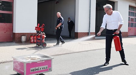 Die Thüringer Feuerwehren absolvierten im vergangenen Jahr 36.442 Einsätze und damit weniger als 2023. / Foto: Bodo Schackow/dpa