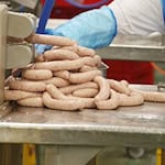Die Menge der in Thüringen produzierten Würste geht seit Jahren zurück. (Symbolbild) / Foto: Bodo Schackow/dpa