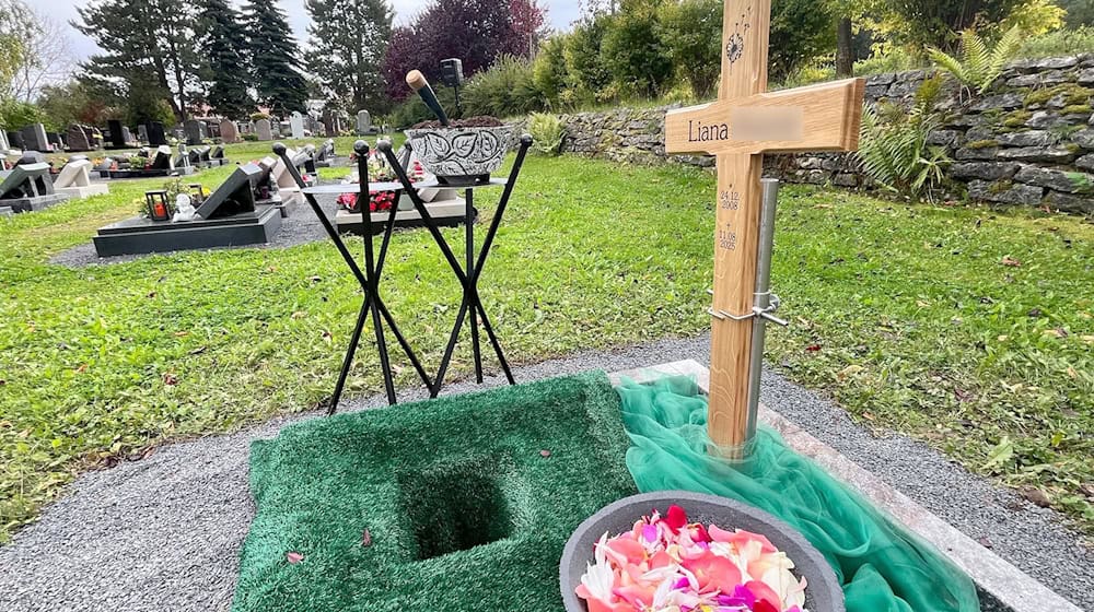 Die in Friedland mutmaßlich getötete Liana wurde auf dem Friedhof in Heilgenstadt beigesetzt. / Foto: Matthias Bein/dpa