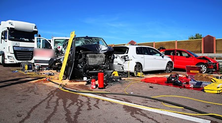 Unter den beteiligten Fahrzeugen ist auch ein ziviler Kleinbus der Polizei Thüringen. / Foto: Tobias Junghannß/dpa