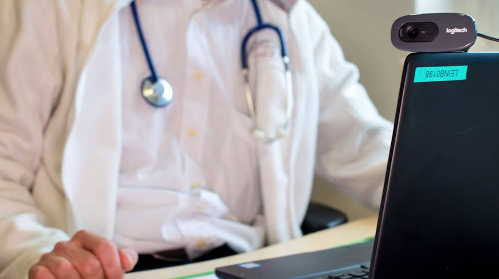 Die Kassenärztliche Vereinigung Thüringen erweitert die Videosprechstunde im Bereitschaftsdienst. (Archivbild)  / Foto: Monika Skolimowska/dpa-Zentralbild/dpa