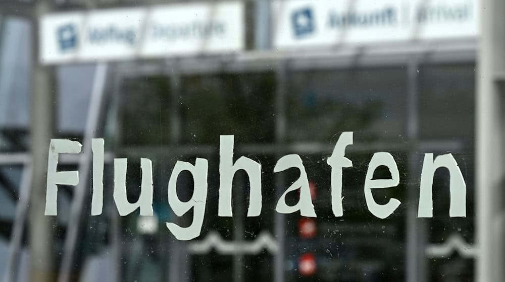 Die AfD Thüringen plant im Falle einer Regierungsbeteiligung eine zentrale Unterbringung aller Asylbewerber am Flughafen Erfurt. (Archivbild) / Foto: Martin Schutt/dpa