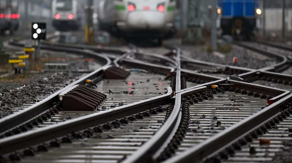 Der Fahrplanwechsel im Dezember bringt viele Änderungen für Bahnreisende in Mitteldeutschland. (Archivbild) / Foto: Hendrik Schmidt/dpa