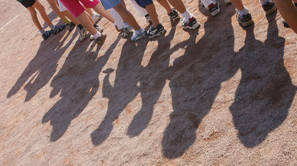 Kinderschutz im Sport ist flächendeckend Bestandteil der Ausbildung von Trainerinnen und Trainern. (Archivbild) / Foto: Frank Rumpenhorst/dpa