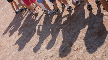 Kinderschutz im Sport ist flächendeckend Bestandteil der Ausbildung von Trainerinnen und Trainern. (Archivbild) / Foto: Frank Rumpenhorst/dpa