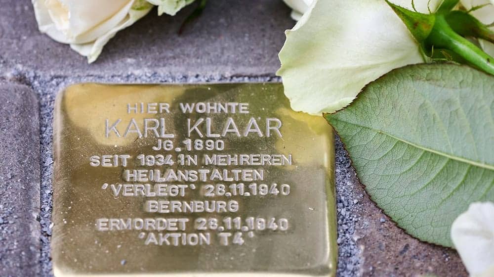 In Thüringen gibt es immer wieder Angriffe auf Stolpersteine. Sie werden etwa mit Farbe besprüht oder zerkratzt. (Archivbild) / Foto: Jan Woitas/dpa