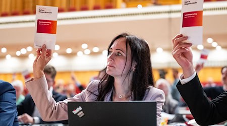 Anke Wirsing vom BSW. Ihre Partei unterstützt den Aufruf des Brandenburger Landesverbandes zum Widerspruch gegen die Weitergabe von Daten für den freiwilligen Wehrdienst der Bundeswehr. (Archivbild) / Foto: Jacob Schröter/dpa