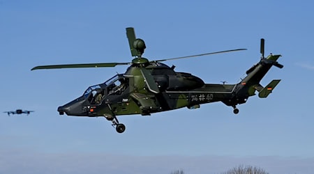 Bei den Übungen werden Kampfhubschrauber nachts im Tiefflug unterwegs sein. (Archivbild) / Foto: Klaus-Dietmar Gabbert/dpa