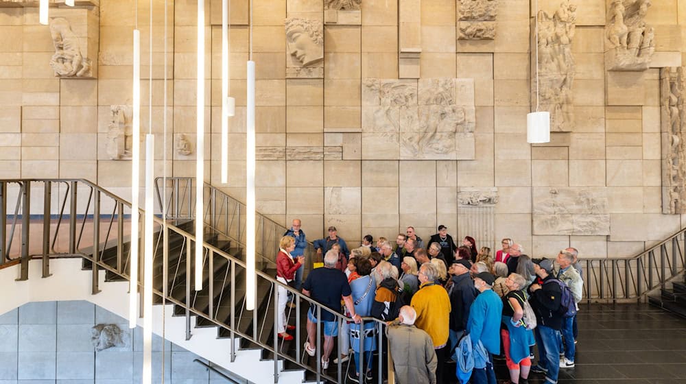 Im Fokus des Tags des offenen Denkmals stand dieses Mal die sogenannte Ostmoderne. Ein prominentes Beispiel für die DDR-Architektur: das Kultur- und Kongresszentrum in Gera. Im Inneren des Betonquaders gilt die Reliefwand «Lied des Lebens» als Glanzstück der Bildhauerkunst in der DDR. / Foto: Michael Reichel/dpa