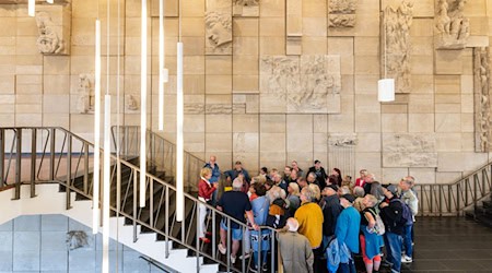 Im Fokus des Tags des offenen Denkmals stand dieses Mal die sogenannte Ostmoderne. Ein prominentes Beispiel für die DDR-Architektur: das Kultur- und Kongresszentrum in Gera. Im Inneren des Betonquaders gilt die Reliefwand «Lied des Lebens» als Glanzstück der Bildhauerkunst in der DDR. / Foto: Michael Reichel/dpa