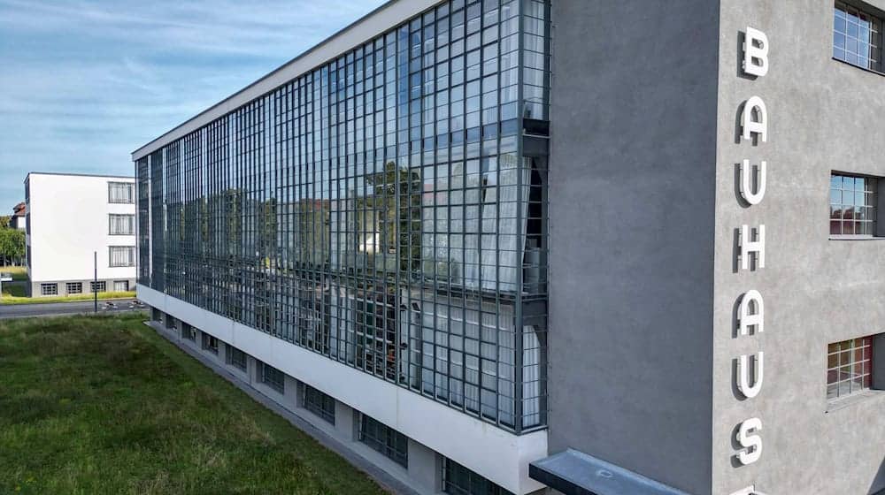 Bauhäusler feiern ihre Schule - auch mit Selbstkritik.  / Foto: Jan Woitas/dpa