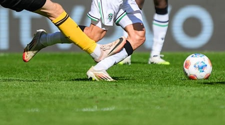 Beim Foul von Vinko Sapina (l) gegen Enzo Leopold lag keine Absicht vor. / Foto: Robert Michael/dpa Beim Foul von Vinko Sapina (l) gegen Enzo Leopold lag keine Absicht vor. / Foto: Robert Michael/dpa