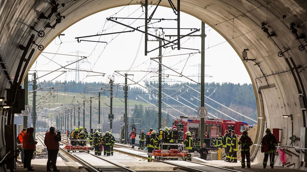 Mit seinen zahlreichen Tunnelbauwerken stellt der Thüringer Wald die Rettungskräfte vor besondere Herausforderungen. (Archivbild) / Foto: arifoto UG/dpa-Zentralbild/dpa