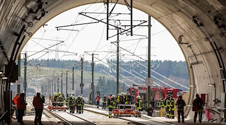 Mit seinen zahlreichen Tunnelbauwerken stellt der Thüringer Wald die Rettungskräfte vor besondere Herausforderungen. (Archivbild) / Foto: arifoto UG/dpa-Zentralbild/dpa