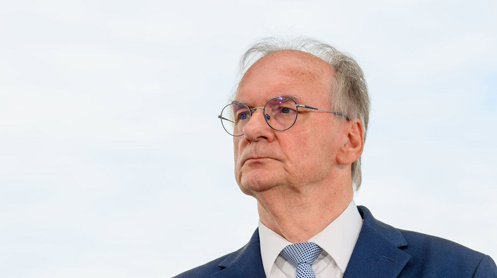 Sachsen-Anhalts Ministerpräsident Reiner Haseloff (CDU) drängt auf mehr Unterstützung für die Chemie- und die Automobilzuliefererindustrie. (Archivbild) / Foto: Klaus-Dietmar Gabbert/dpa