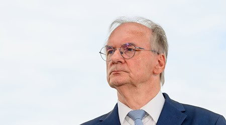 Sachsen-Anhalts Ministerpräsident Reiner Haseloff (CDU) drängt auf mehr Unterstützung für die Chemie- und die Automobilzuliefererindustrie. (Archivbild) / Foto: Klaus-Dietmar Gabbert/dpa