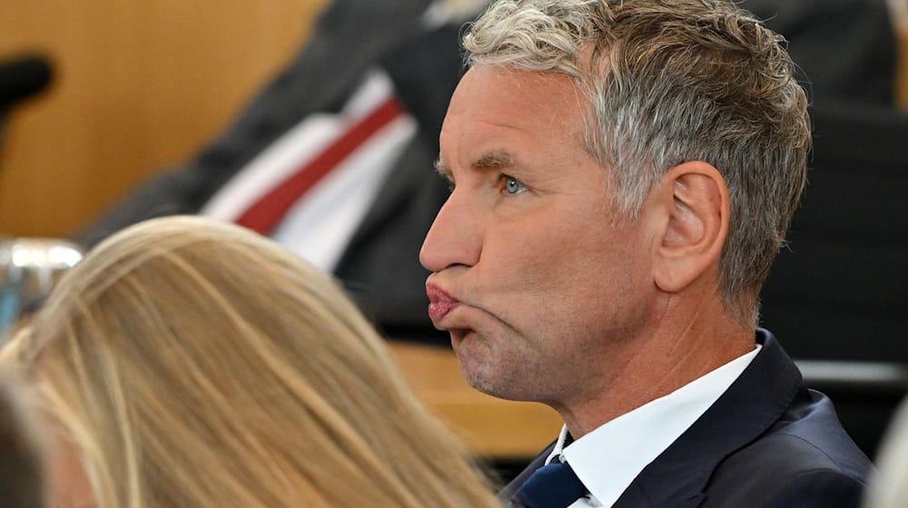 AfD-Fraktionschef Björn Höcke kündigt in der Haushaltsberatung des Landtags eine Klage an.  / Foto: Martin Schutt/dpa AfD-Fraktionschef Björn Höcke kündigt in der Haushaltsberatung des Landtags eine Klage an.  / Foto: Martin Schutt/dpa